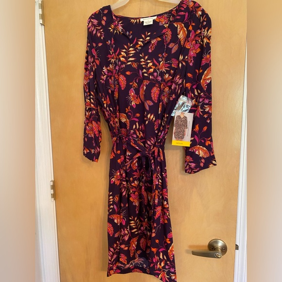 beachlunchlounge Dresses & Skirts - Cute Fall Floral Print Beachlunchlounge Shift Dress with 3/4 sleeve - NWT